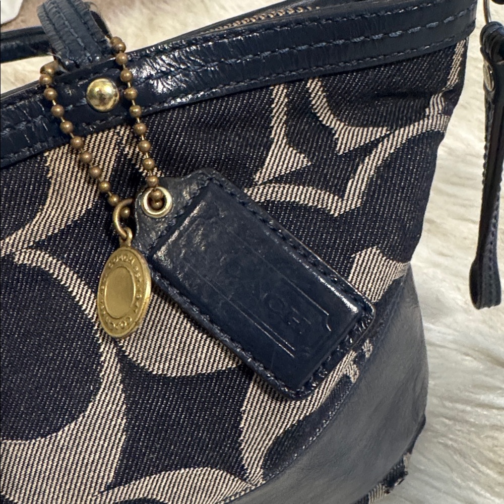 Vintage Coach Signature Denim Tote Bag Navy
Women's Tote Bag . - Picture 2 of 11